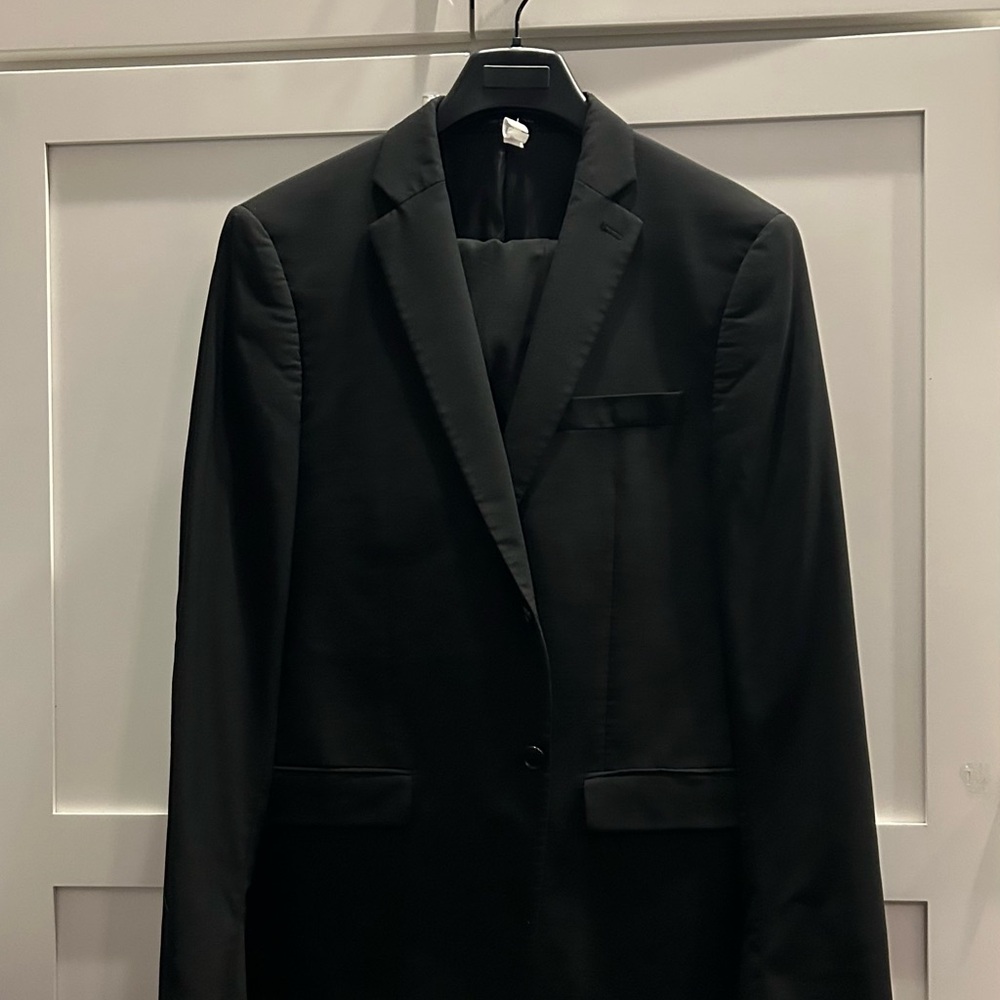 Black modern John Varvotos men’s suit 42R.